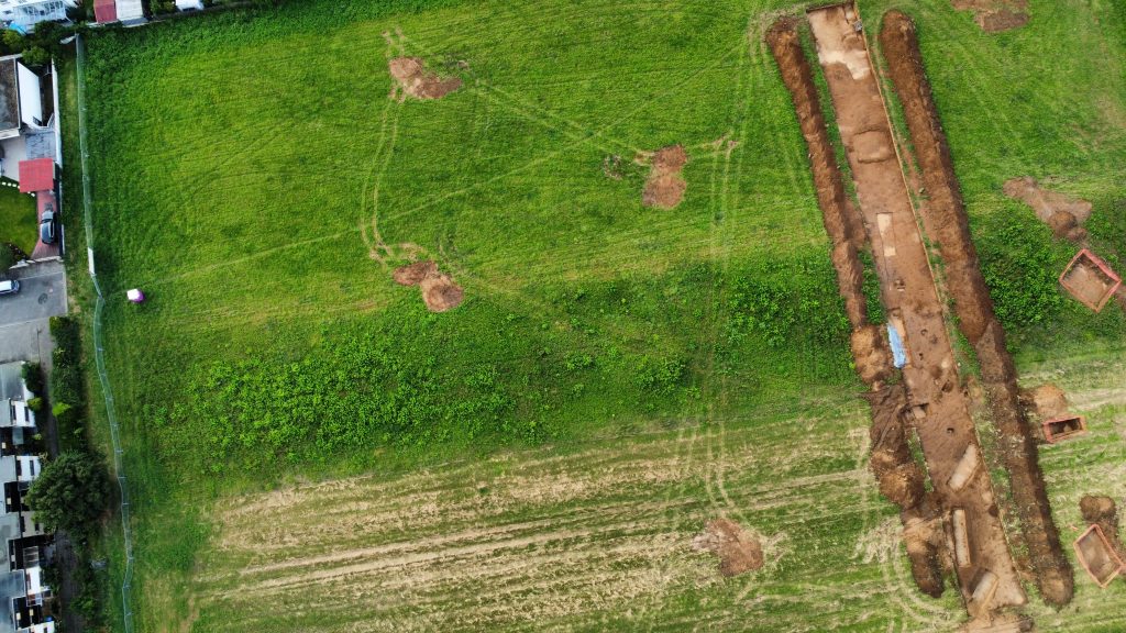 Luftbild der archäologischen Grabungen am Baufeld.