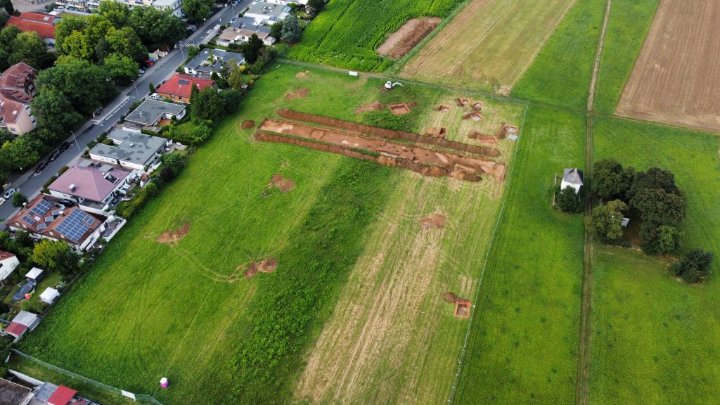 Luftbild der archäologischen Grabungen am Baufeld.